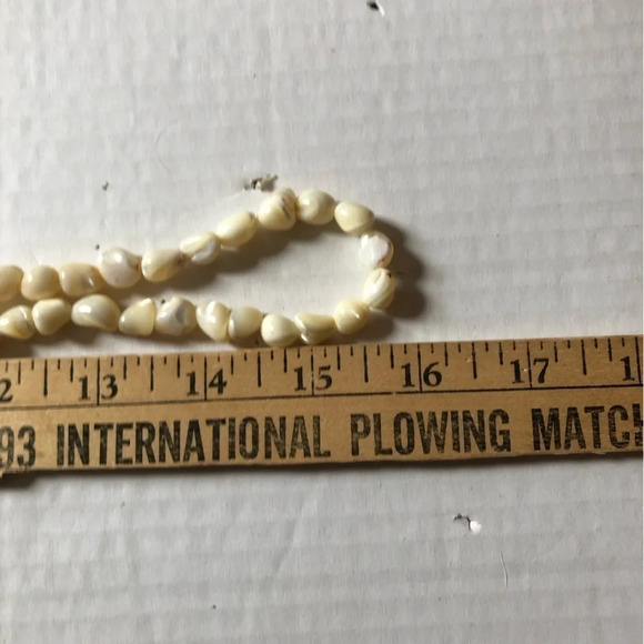 Pearl Necklace with Barrel Closure - Picture 6 of 7